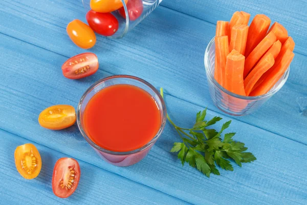 Χυμό ντομάτας και λαχανικά σε μπλε πλαίσιο, υγιεινή διατροφή — Φωτογραφία Αρχείου