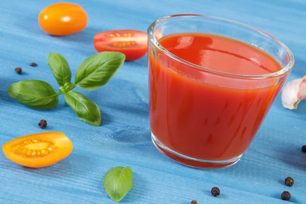 Χυμό ντομάτας και λαχανικά με μπαχαρικά για μπλε σκάφους, υγιεινή διατροφή — Φωτογραφία Αρχείου