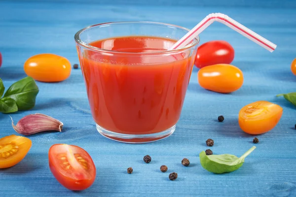 Tomatensap en fruit met specerijen op blauwe bord, gezonde voeding — Stockfoto