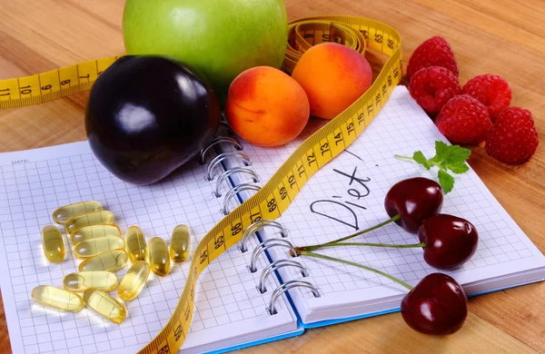 Ovoce, tablety doplňků a centimetr s notebookem, hubnutí a zdravé potraviny — Stock fotografie