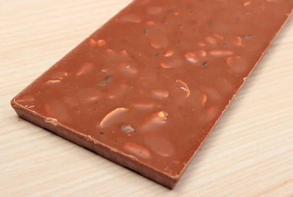 Hele voedzaam chocolade met noten en rozijnen — Stockfoto