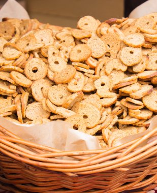 Simit hasır sepet içinde fiş