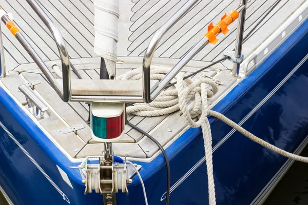 Tjocka rep på segelbåt och däck på yacht — Stockfoto
