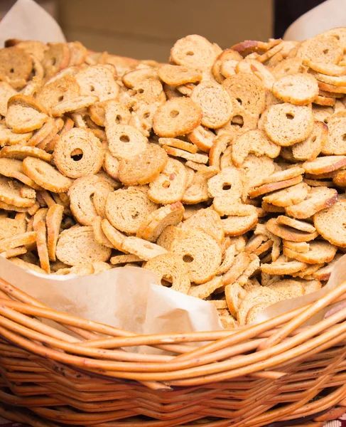 Simit hasır sepet içinde fiş