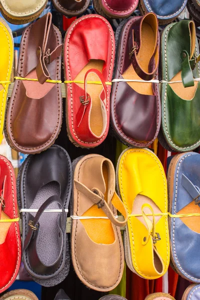 Bunte Lederschuhe am Stand auf dem Basar — Stockfoto