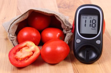 Domates jüt çanta ve Şeker Ölçüm ahşap yüzey, sağlıklı yaşam ve beslenme