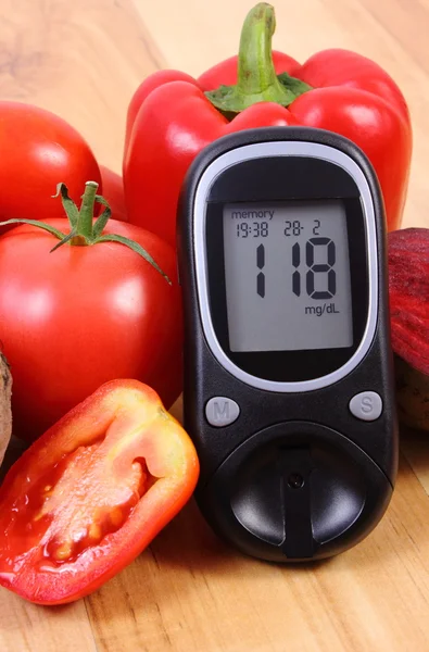 Grönsaker och Glukometer på trä yta, hälsosam livsstil, kost, diabetes — Stockfoto
