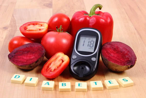 Verduras, glucosímetro y palabra diabetes en superficie de madera, estilo de vida saludable y nutrición — Foto de Stock