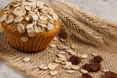 Kepekli un ve Başak çavdar, yulaf ezmesi ile taze kek pişmiş lezzetli sağlıklı tatlı