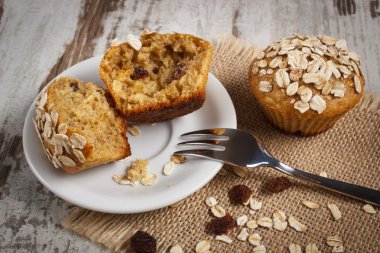 Kepekli un beyaz tabakta, lezzetli sağlıklı tatlı taze çörek yulaf ezmesi ile pişmiş
