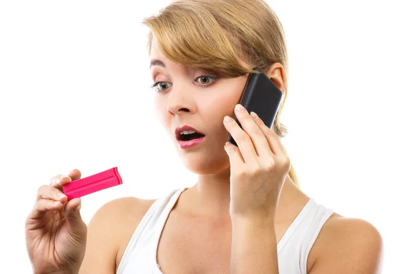 Mujer preocupada con teléfono informando a alguien sobre la prueba de embarazo positiva —  Fotos de Stock