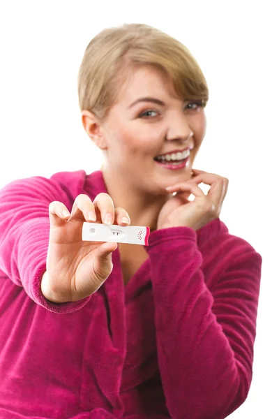 Щаслива жінка, що показує тест на вагітність з позитивним результатом — стокове фото