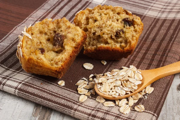 Kepekli un üzerinde damalı masa örtüsü, lezzetli sağlıklı tatlı taze muffin yulaf ezmesi ile pişmiş