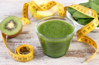 Malzemeler, ıspanak ve santimetre ahşap arka plan, sağlıklı beslenme ve zayıflama taze kokteyl