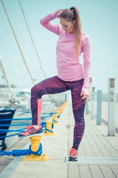 Foto vintage, Chica delgada en ropa deportiva haciendo ejercicio en el puerto, estilo de vida activo saludable — Foto de Stock