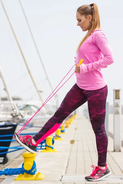 Chica en ropa deportiva haciendo ejercicio con saltar la cuerda en el puerto, estilo de vida activo saludable — Foto de Stock