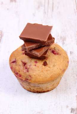 Taze pişmiş kek Ahududu ve ahşap arka plan, lezzetli tatlı çikolata ile