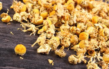 Ahşap masa, alternatif tıp üzerinde kurutulmuş papatya