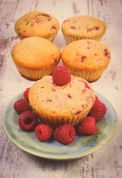 Vintage photo, Fresh baked cupcake with raspberries and fruits on old wooden background, delicious dessert — Stock Photo, Image