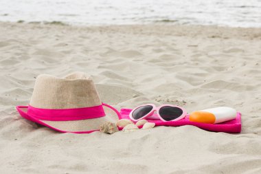 Kum plaj, güneşten korunma, yaz saati, tatil için aksesuarlar