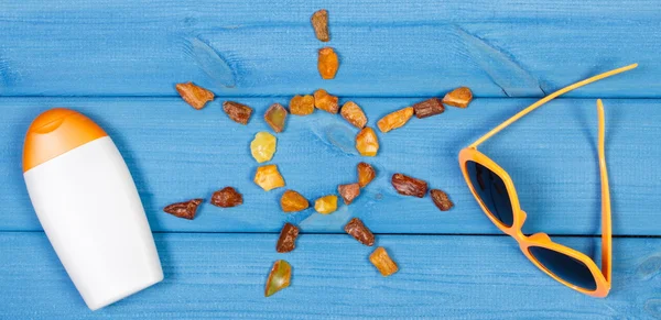 Piedras ámbar en forma de sol y accesorios para vacaciones, hora de verano —  Fotos de Stock