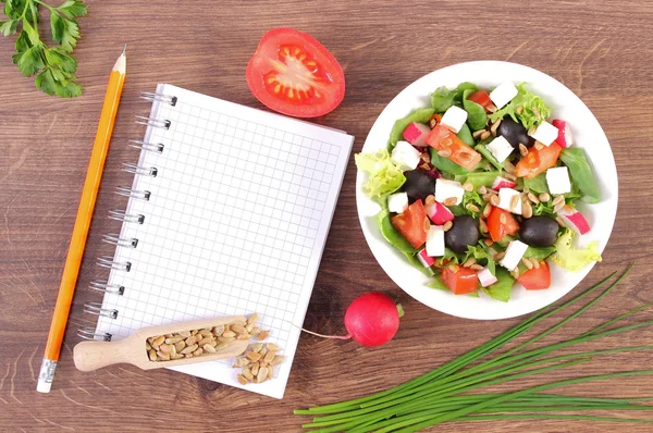 Salada grega fresca com legumes e bloco de notas para escrever notas, nutrição saudável — Fotografia de Stock