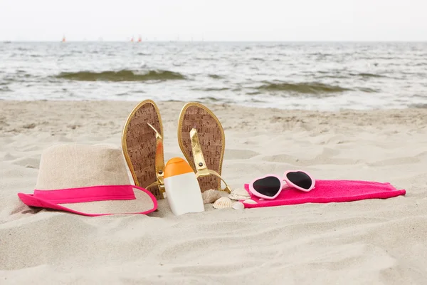 Kum plaj, güneşten korunma, yaz saati, tatil için aksesuarlar — Stok fotoğraf