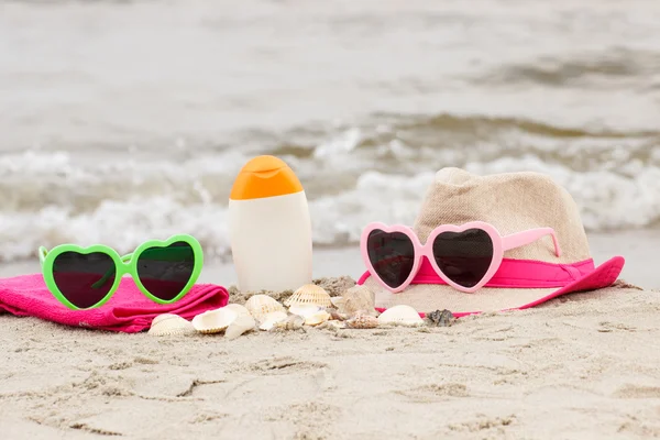 配件的度假海滩，防晒，夏天时间在沙滩上 — 图库照片