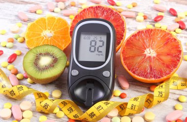 Sonuç, santimetre, meyve ve tıbbi hapları, diyabet, zayıflama, sağlıklı yaşam ve beslenme ile şekeri ölçüm cihazı