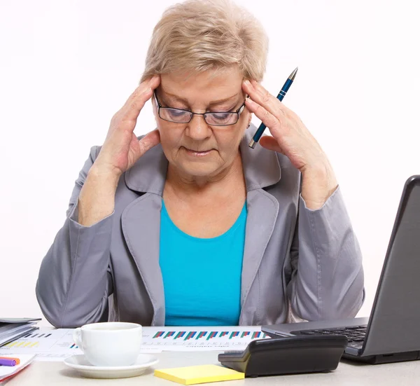 Anciana mujer de negocios analizando las cartas financieras en el escritorio en la oficina, concepto de negocio — Foto de Stock