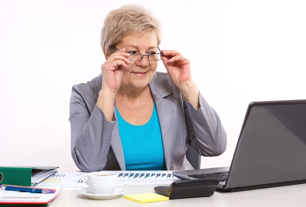 Γυναίκα σε εργασία ηλικιωμένοι κοιτάζοντας σταθερά στην οθόνη του φορητού υπολογιστή και δουλεύει σε γραφείο, επιχειρηματική ιδέα — Φωτογραφία Αρχείου
