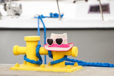 Hasır şapka ve güneş gözlüğü limanda yat arka plan, seyahat, yaz saati