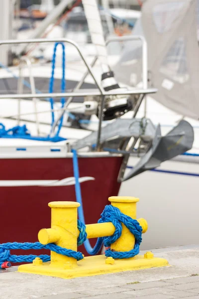 Rope with mooring bollard in seaport, detail of yachting — Stock Photo, Image