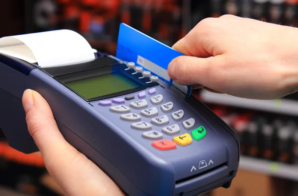 Betalen met credit card in een elektrische winkel, finance concept — Stockfoto