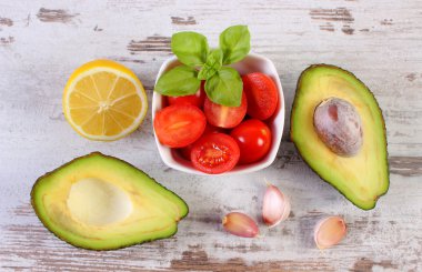 Avokado malzemeler ve baharat avokado Yapıştır veya Guakamole, sağlıklı gıda ve beslenme