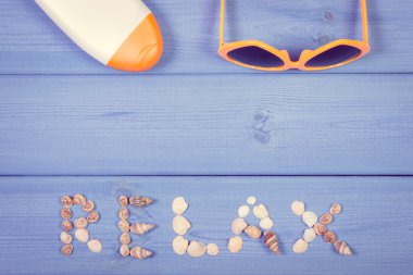 Vintage fotoğraf, Word deniz kabukları, güneş gözlüğü ve güneş losyonu, yaz saati, metin için kopya alanı yapılmış dinlenmek