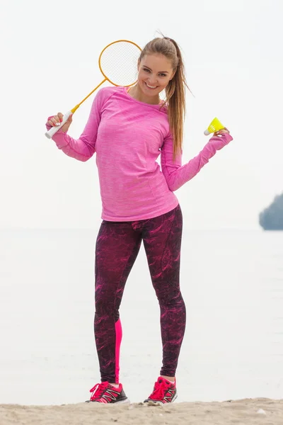 Kumsalda, aktif yaşam tarzı badminton oynamaya mutlu gülümseyen kadın — Stok fotoğraf