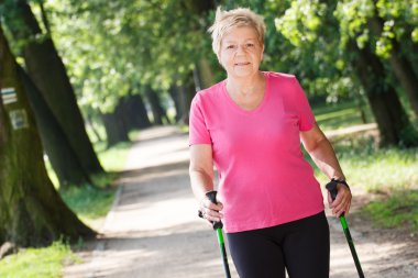 Yaşlı kadın kıdemli yürüyüşü, Yaşlılıkta sportif yaşam pratik
