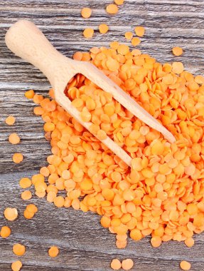 Ezo ahşap zemin üzerine kaşıkla yığını