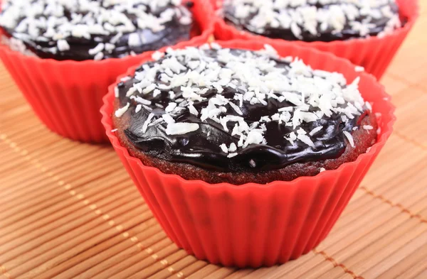 Magdalenas de chocolate recién horneadas con coco desecado — Foto de Stock