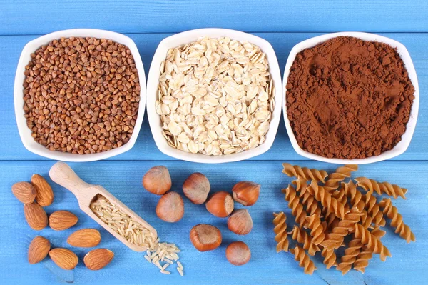 Doğal maddeler ve magnezyum ve diyet lifi, sağlıklı beslenme içeren ürünler — Stok fotoğraf