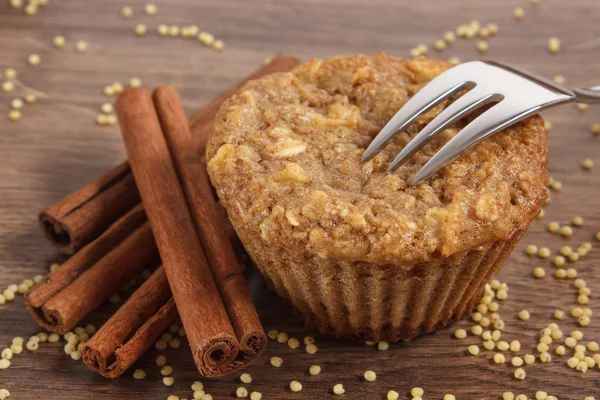 Čerstvé muffin s jáhly krupice, skořice a apple zapečené celozrnné mouky, lahodné zdravý dezert — Stock fotografie