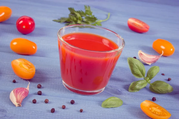 Vintage foto, tomatensap en groenten met kruiden aan boord, gezonde voeding — Stockfoto