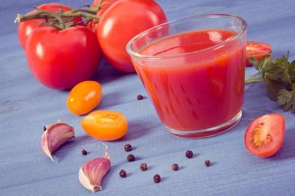 复古照片，番茄汁和蔬菜在船上，健康营养 — 图库照片