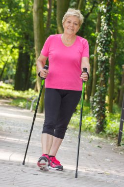Yaşlı kadın kıdemli yürüyüşü, Yaşlılıkta sportif yaşam pratik