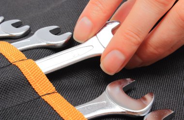 Kadın ve siyah kapak araçlar kümesi el