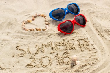 Yaz kum ve kalp kabukları güneş gözlüğü ile çizilmiş 2016
