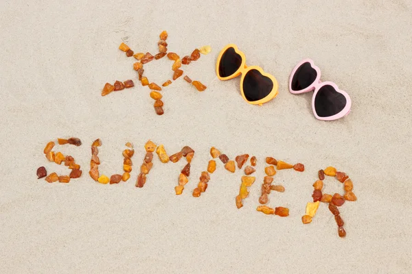 Forma de sol y palabra verano con gafas de sol en la playa, protección solar, hora de verano —  Fotos de Stock