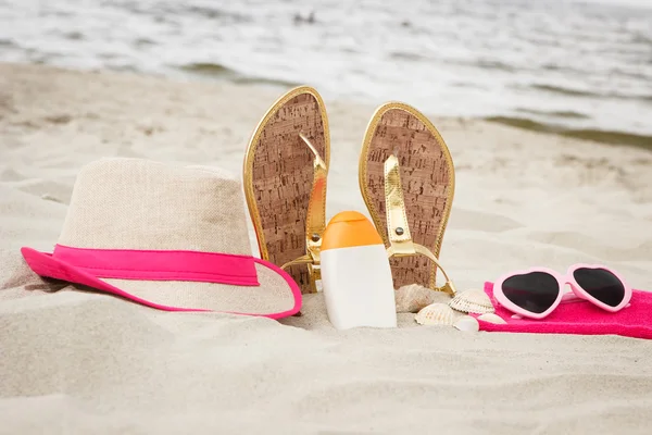 Accesorios para vacaciones en arena en la playa, protección solar, horario de verano — Foto de Stock