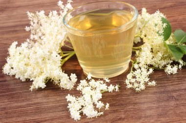 Rustik kurulu taze sağlıklı suyu ve mürver çiçekleri